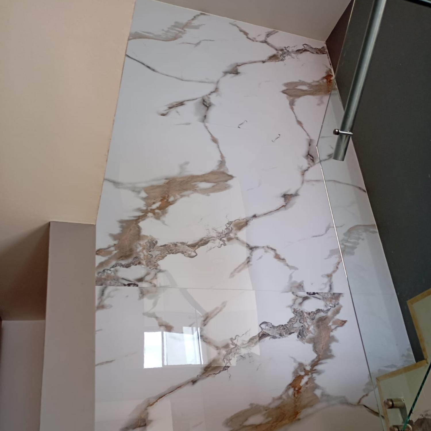 Lámina Tipo Mármol Brillante PVC | Calacatta Oro - Decorativo - Almacora